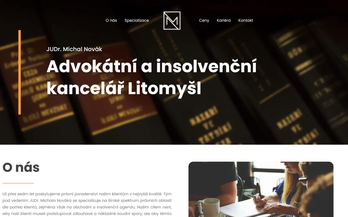 Úvodní stránka advokátní a insolvenční kanceláře Litomyšl s tmavou fotografií právnických knih